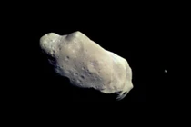  Những Mặt trăng kỳ quái nhất trong hệ Mặt trời