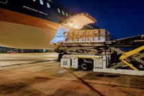 Chuyên cơ chở Chủ tịch nước về Việt Nam cùng hơn 1 triệu liều vaccine