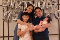 Đàm Thu Trang tặng cho con gái 4 tháng tuổi túi hàng hiệu khắc tên riêng