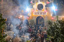 Tết Tân Sửu 2021: Dân Thủ đô đeo khẩu trang đi lễ chùa