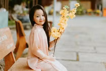 Elly Trần khoe con gái 7 tuổi phổng phao, diện áo dài đón Tết 