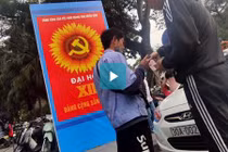 'Chặt chém' giá trông xe máy, ô tô ngay hồ Gươm mùng 1 Tết 