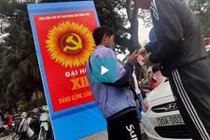 'Chặt chém' giá trông xe máy, ô tô ngay hồ Gươm mùng 1 Tết 