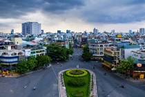 Trung tâm TP.HCM vắng vẻ sau lệnh cấm tụ tập trên 10 người