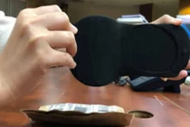 Đặt mua giày online, khách tá hỏa vì nhận được đôi vớ