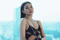 Thanh Hằng mặc “toang” hết cỡ, khoe vòng một căng đầy