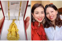 Phạm Hương tặng mẹ đẻ dây chuyền vàng