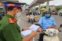 Vì sao "giấy đi đường" của Hà Nội gây bức xúc?