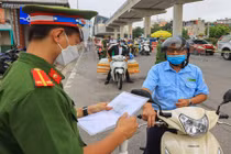 Vì sao "giấy đi đường" của Hà Nội gây bức xúc?