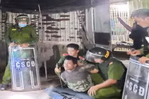 Giải cứu thành công bé gái 3 tuổi bị chú ruột cầm dao khống chế trong suốt 8 giờ