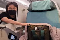 Việt Hương tâm sự 30 giờ bay đưa tro cốt Phi Nhung về Mỹ