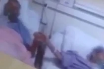 Xúc động cái nắm tay của cặp vợ chồng già trong phòng ICU