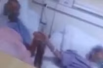 Xúc động cái nắm tay của cặp vợ chồng già trong phòng ICU