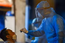 Lấy mẫu xét nghiệm COVID-19 trong đêm cho hàng trăm người ở Hà Nội