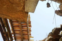 Vì sao cầu tiền tỷ, tuổi thọ 50 năm mới sử dụng đã tan nát?