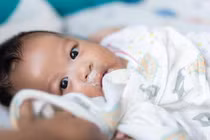 5 phương pháp đơn giản giúp trẻ sơ sinh hạn chế tình trạng trớ sữa