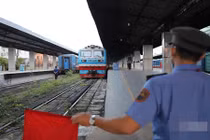 Chuyến tàu đầu tiên vào ga Sài Gòn, hàng trăm khách được về thẳng nhà