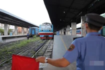 Chuyến tàu đầu tiên vào ga Sài Gòn, hàng trăm khách được về thẳng nhà