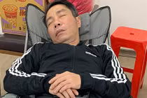 Công Lý mệt mỏi, ngủ thiếp sau 15 tiếng tập Táo quân 2021