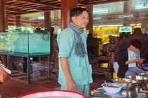 Hình ảnh NSƯT Hoài Linh đeo khăn rằn che vết mổ u tuyến giáp