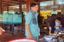 Hình ảnh NSƯT Hoài Linh đeo khăn rằn che vết mổ u tuyến giáp