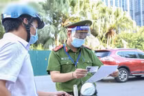 Quay đầu xe bỏ chạy khi thấy chốt kiểm soát người đi đường ở Hà Nội