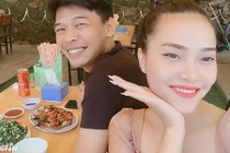 Vợ xinh như hoa của diễn viên Trung Ruồi đóng Táo quân 2021