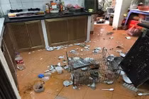 Vợ sắp cơm thiếu đũa, chồng giận dữ hất tung tóe cả mâm