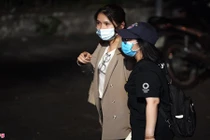 Vợ Hùng Dũng vội vã từ Hà Nội vào TP.HCM trong đêm