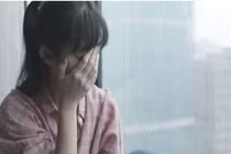 Nửa đêm dậy đi uống nước, tôi bủn rủn nghe bố mẹ chồng nói chuyện 