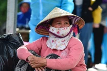 Ánh mắt đỏ hoe khi được đi miễn phí về quê tránh dịch