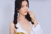 Lý Nhã Kỳ tết tóc hai bên, mặc gợi cảm xinh như thiếu nữ