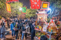 Tết Tân Sửu 2021: Phủ Tây Hồ chật kín người dâng lễ