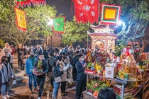 Tết Tân Sửu 2021: Phủ Tây Hồ chật kín người dâng lễ