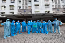 Cư dân khu phong tỏa ở TP.HCM lập đội vận chuyển, nuôi nhau trong dịch