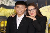 Phi Nhung lên tiếng trước tin đồn lấy hết cát sê của Hồ Văn Cường