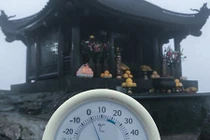 Băng giá phủ trắng đỉnh Yên Tử