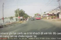 Video: Xe khách lấn làn tông văng người đi xe máy