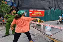 Dựng tường gạch, lập 14 chốt quanh xã có 6 ca mắc Covid-19