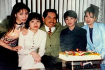 Ảnh hiếm cố ca sĩ Phi Nhung bên bố nuôi, chị em gái nuôi