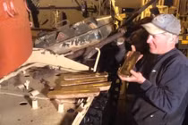 Mua xe tăng trên mạng, bất ngờ phát hiện “kho báu” trong bình dầu