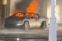 Nội soi công nghệ xe điện Cybertruck Telsa gây tai nạn 