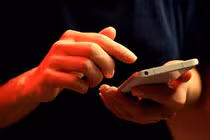 Lưu bức ảnh này trong điện thoại, bay sạch 350 triệu tiền tài khoản