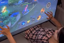 Chơi Liên Quân trên TV màn hình khủng, mỹ nhân gây choáng cõi mạng 