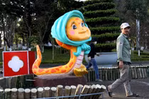 Linh vật rắn đội vương miện, mặc vest đón năm mới