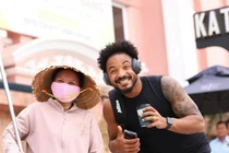 Soi phụ kiện công nghệ Xuân Son “mê tít” khi selfie cùng người hâm mộ 
