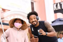 Soi phụ kiện công nghệ Xuân Son “mê tít” khi selfie cùng người hâm mộ 