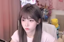 Bỏng mắt phong cách táo bạo của thánh nữ LPL khi livestream