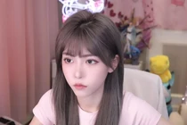 Bỏng mắt phong cách táo bạo của thánh nữ LPL khi livestream