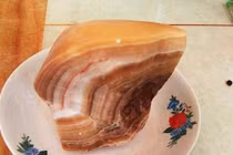 Nhặt viên đá lạ, tưởng miếng thịt lợn ai ngờ là "báu vật" tiền tỷ 